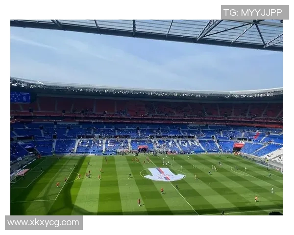 足球巨星女儿绿茵场展现天赋延续父辈辉煌梦想